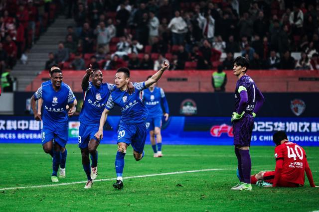 必发下载-他是传奇！于汉超玄学再发威 德比战差点掀翻海港