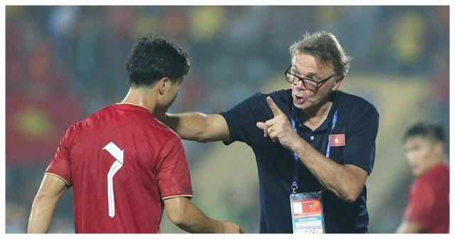 必发-亚运队8人将获国足征召 右路补强换血力度够不够？