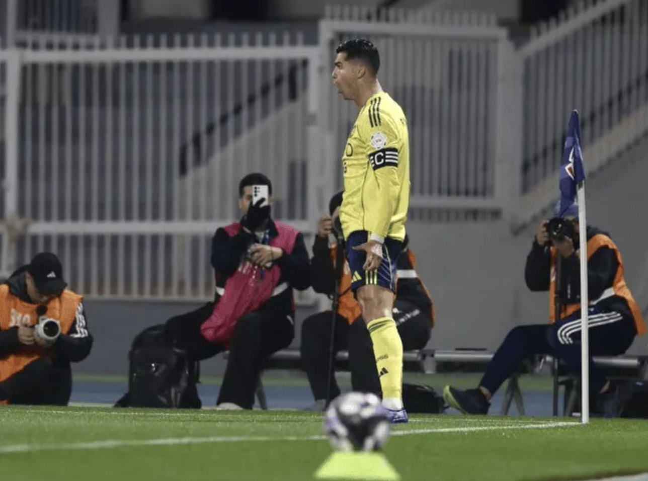 “住在越位线上” 40岁C罗用5越位拼来1进球 球迷嘲讽：就等吃饼